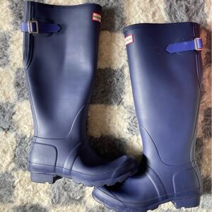Hunter high rain boots in navy, great condition
